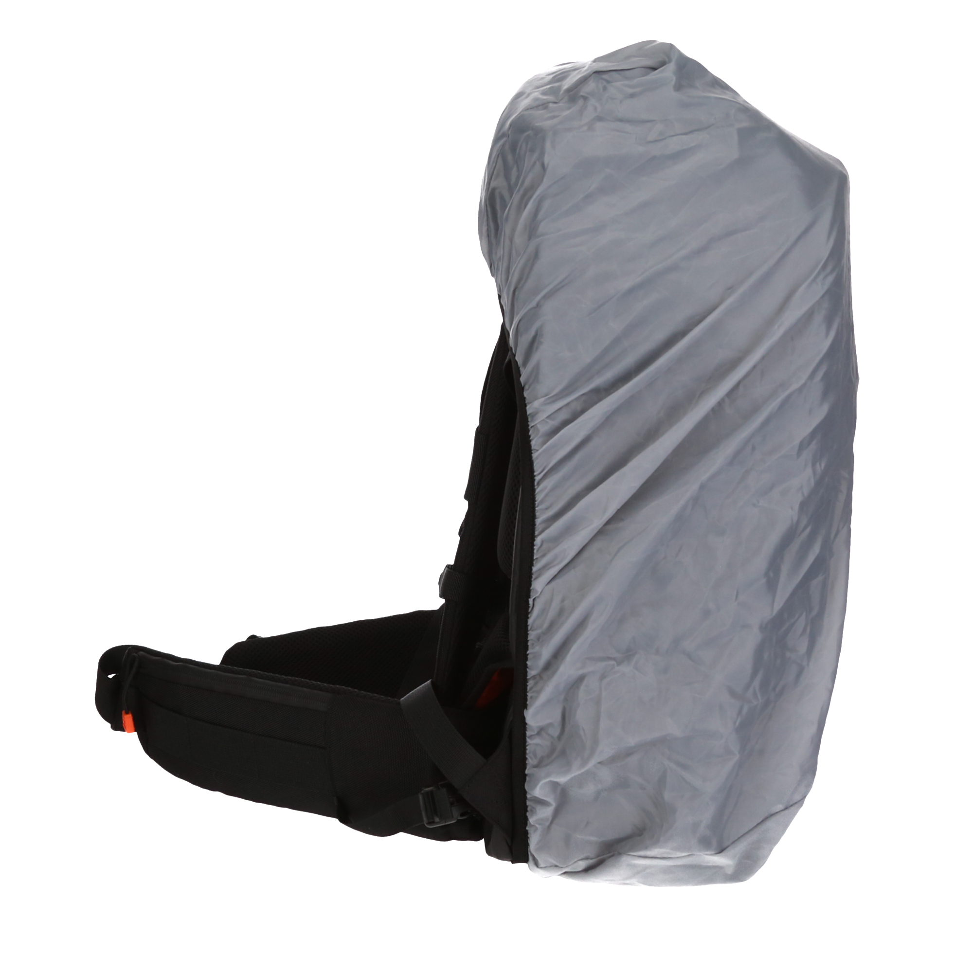 Ein grauer Rucksack mit Regenschutz. Der Rucksack steht vor weißem Hintergrund.