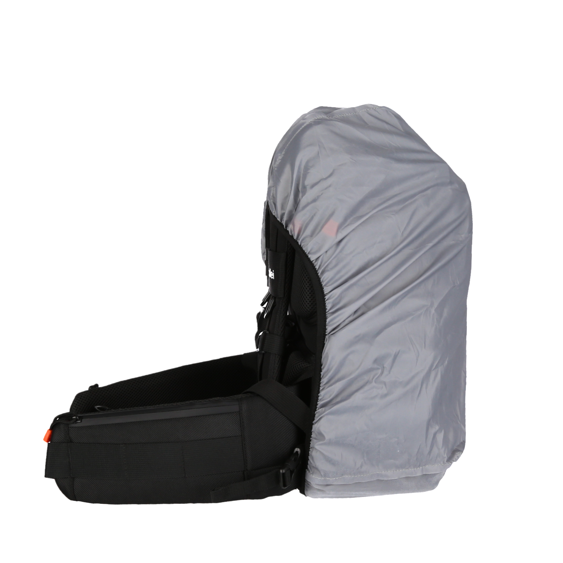 Schwarzer und grauer Rucksack mit Regenschutz, Seitenansicht, vor weißem Hintergrund.