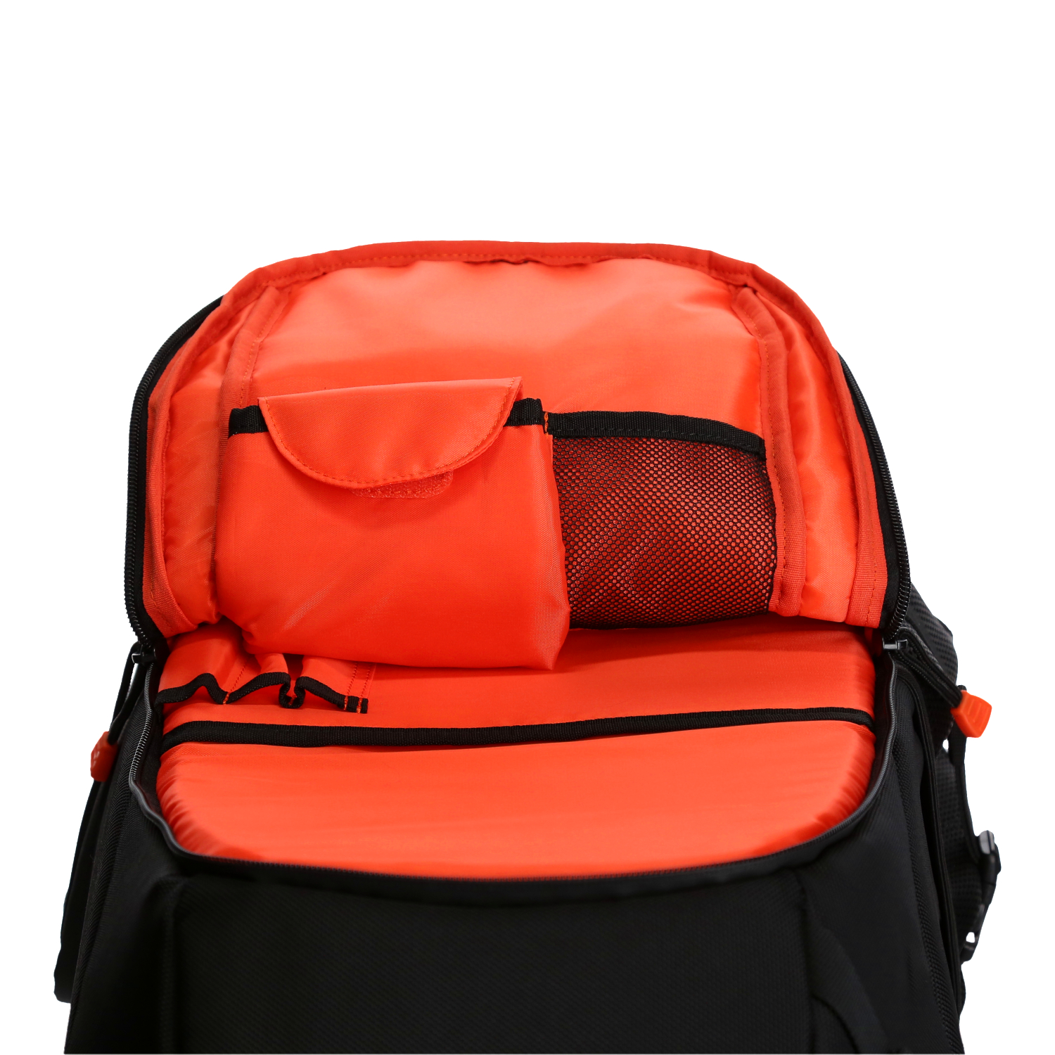 Offener schwarzer Rucksack mit orangefarbenem Innenraum, einer kleinen Tasche und einer Netztasche.