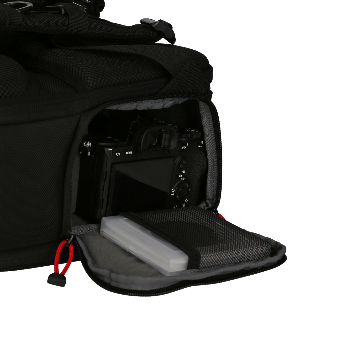 Offene schwarze Kameratasche mit Kamera und weißem Etui.