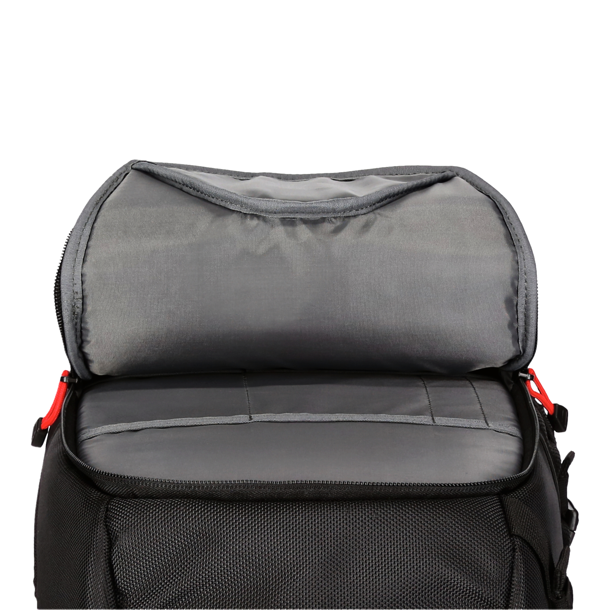 Ein offener schwarzer Rucksack mit grauem Innenraum. Rote Akzente sind sichtbar.