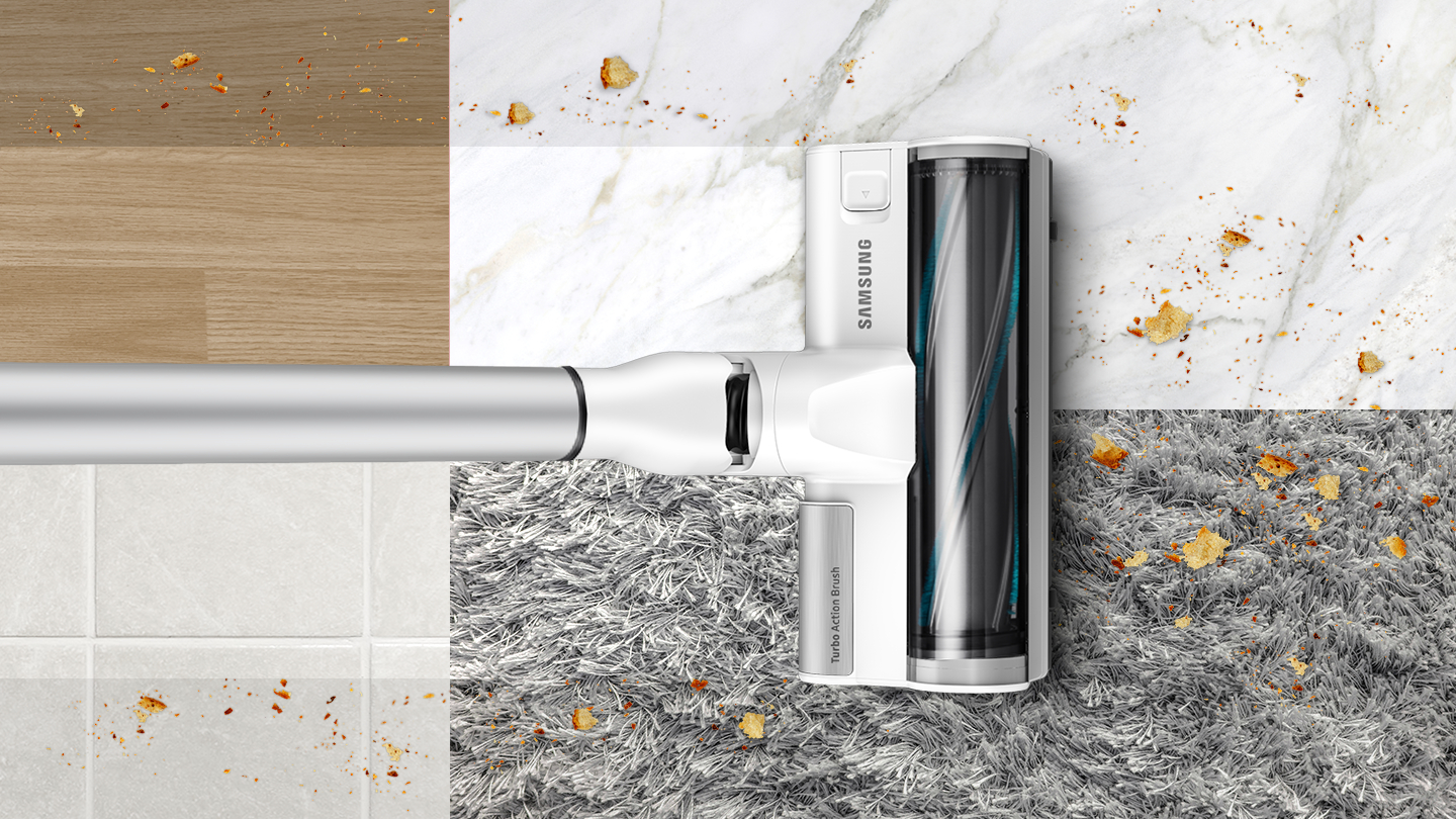 Staubsaugerkopf reinigt verschiedene Oberflächen mit Brotkrumen.