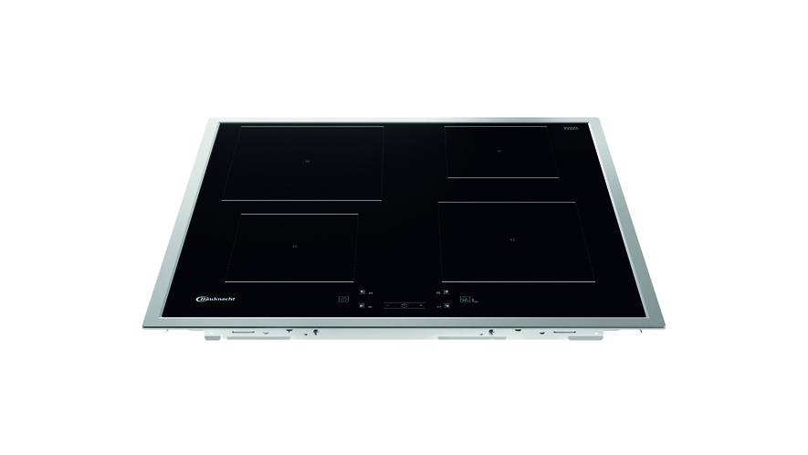 Schwarzes Glaskochfeld mit vier Kochfeldern und einem Edelstahlrahmen. Markenlogo sichtbar. Weißer Hintergrund.
