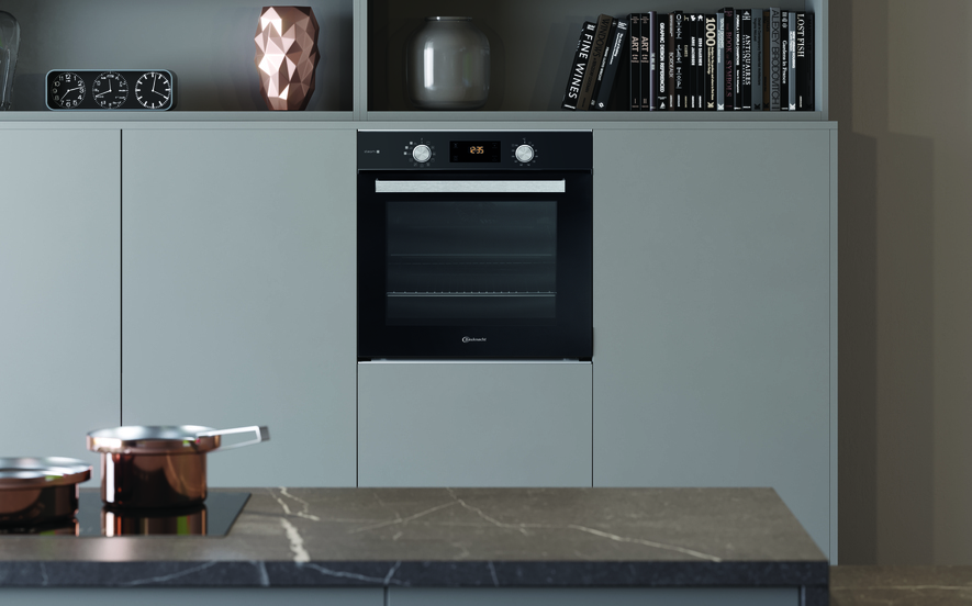 Einbau-Backofen mit Digitalanzeige in Küchenschränken.