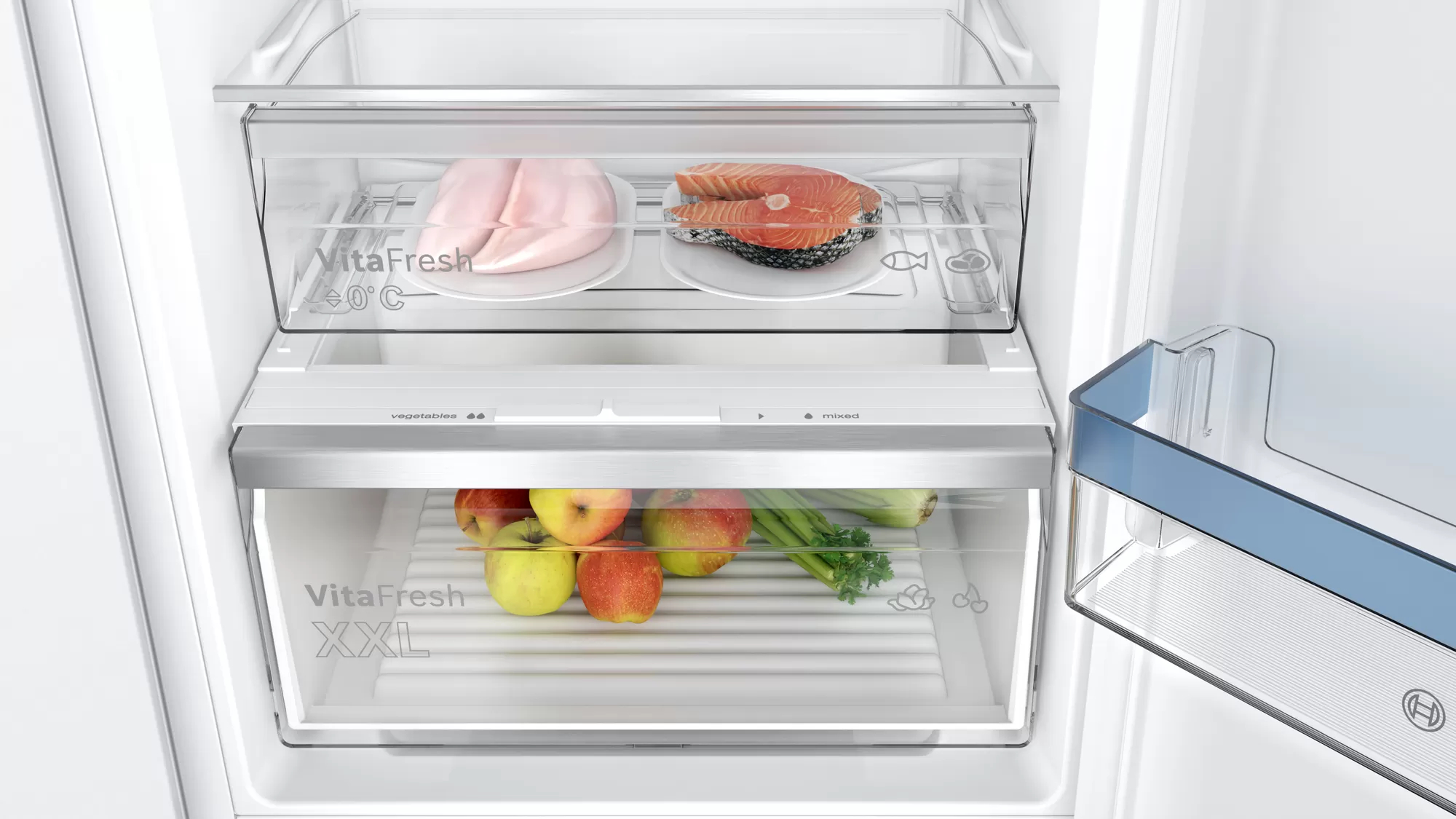 Im Kühlschrank befinden sich zwei Frischhaltefächer mit rohem Hähnchen, Fisch, Äpfeln und Gemüse.