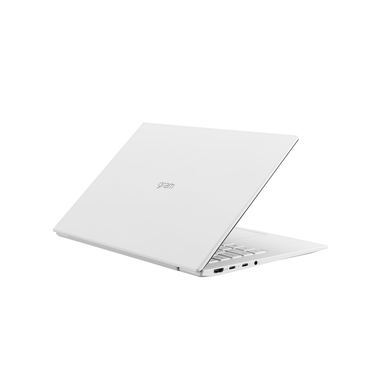 Portátil blanco abierto. La pantalla mira hacia otro lado. El portátil está sobre un fondo blanco.