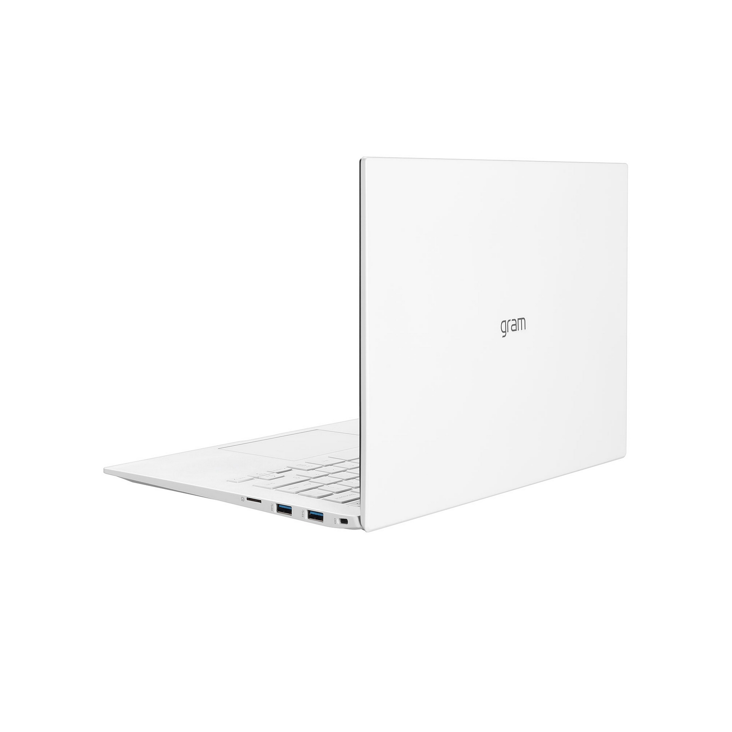 Un portátil blanco, ligeramente abierto, visto de lado. La pantalla está cerrada. Sobre una superficie blanca.