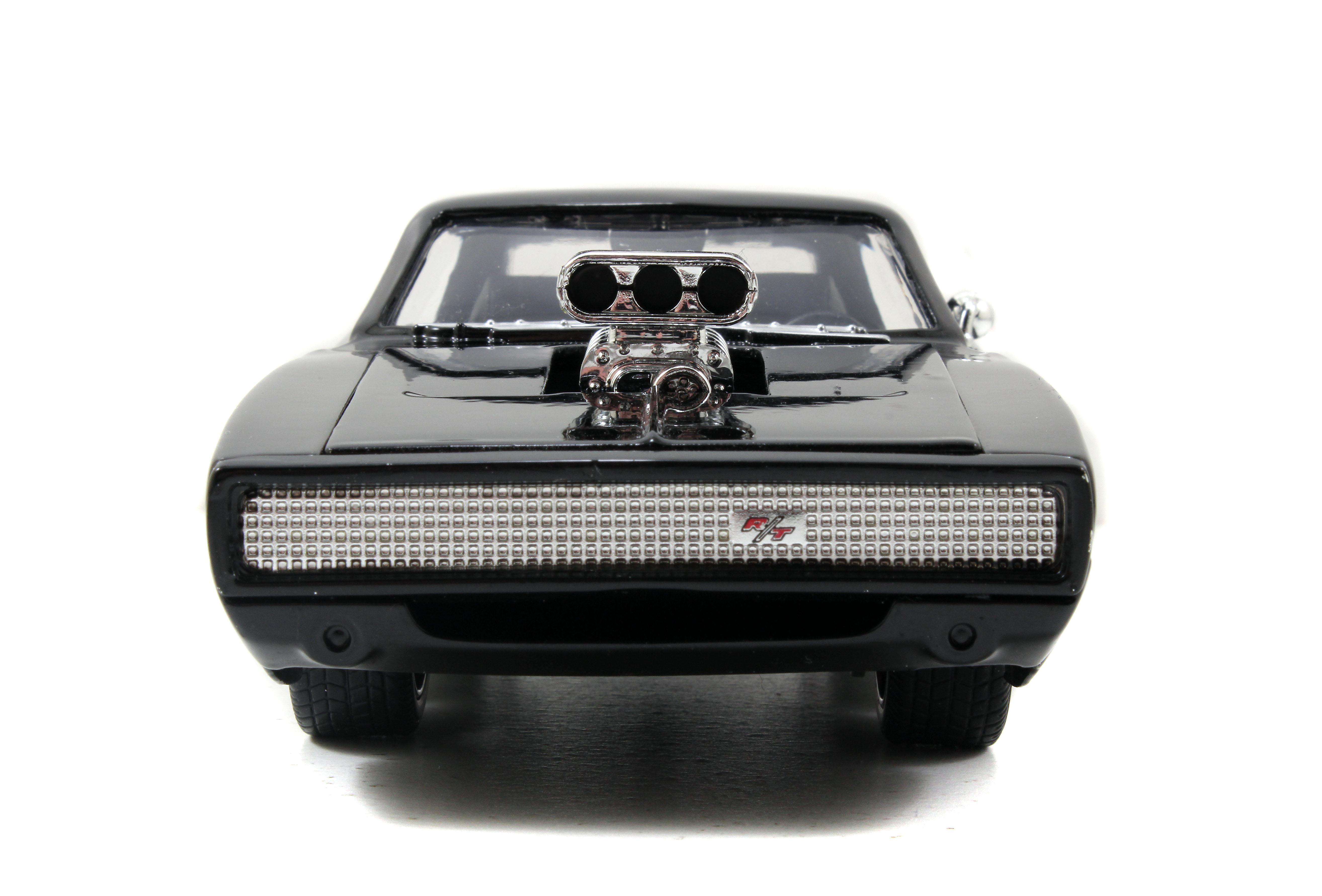 Schwarzes Muscle Car, Frontansicht. Mit Chrommotor, Kühlergrill und Scheinwerfern vor weißem Hintergrund.