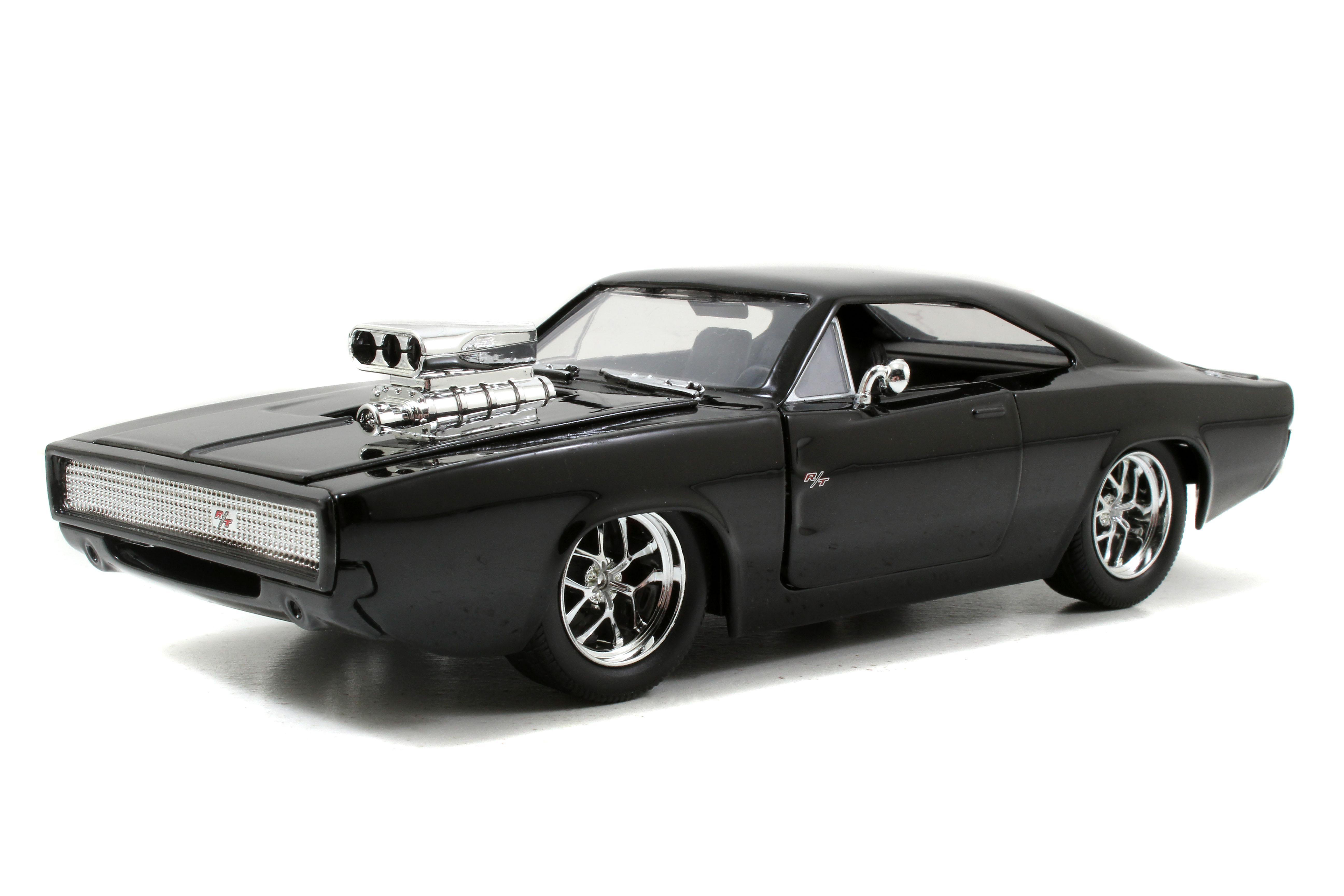 Schwarzer 1970 Dodge Charger mit Chromdetails. Er hat einen Kompressor und steht vor weißem Hintergrund.