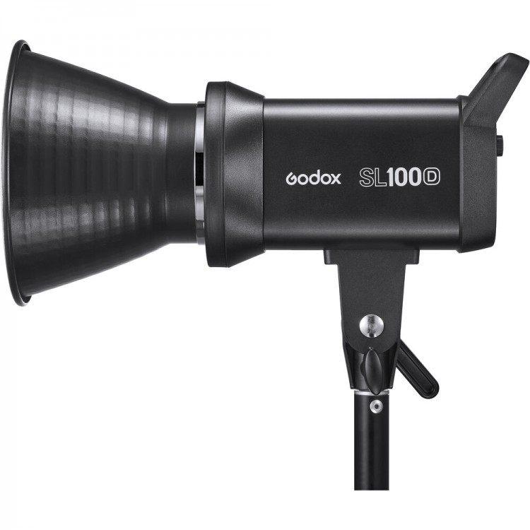 Schwarzes Godox SL100D Studio-Licht auf einem Ständer, mit schwarzem Hintergrund.