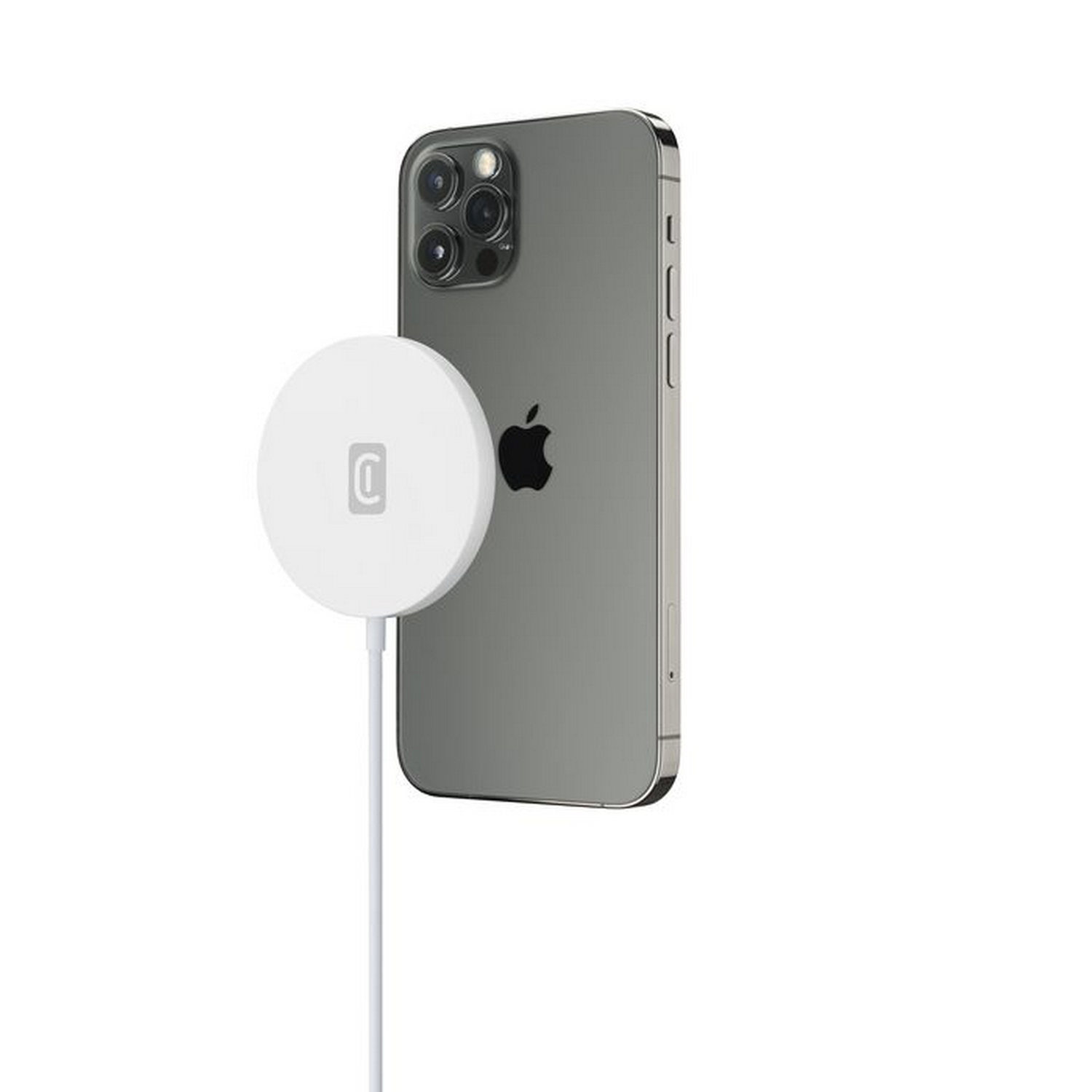 Un cargador MagSafe blanco de Apple conectado a un iPhone 13 Pro Max gris, sobre un fondo blanco.