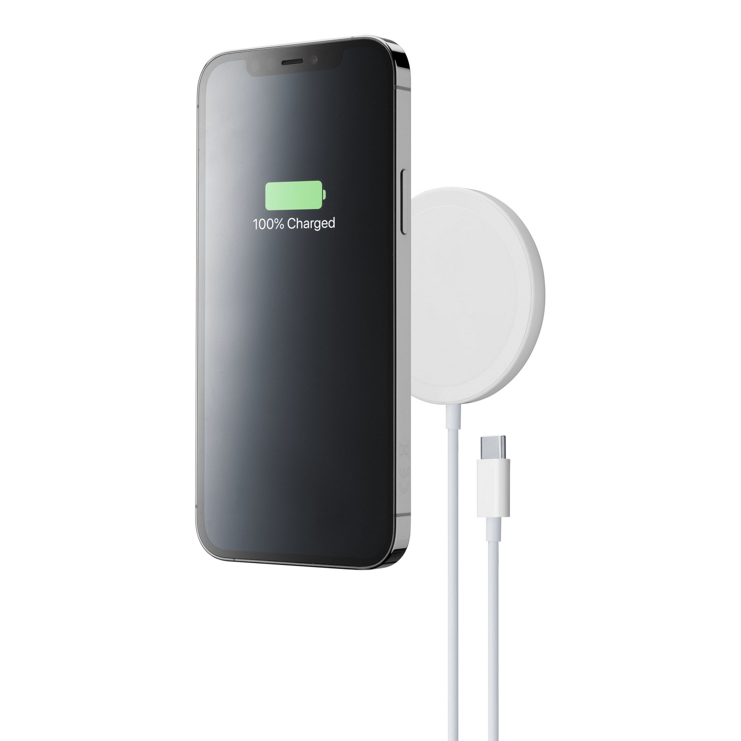 iPhone cargando en un cargador MagSafe blanco. El teléfono muestra 100% cargado.