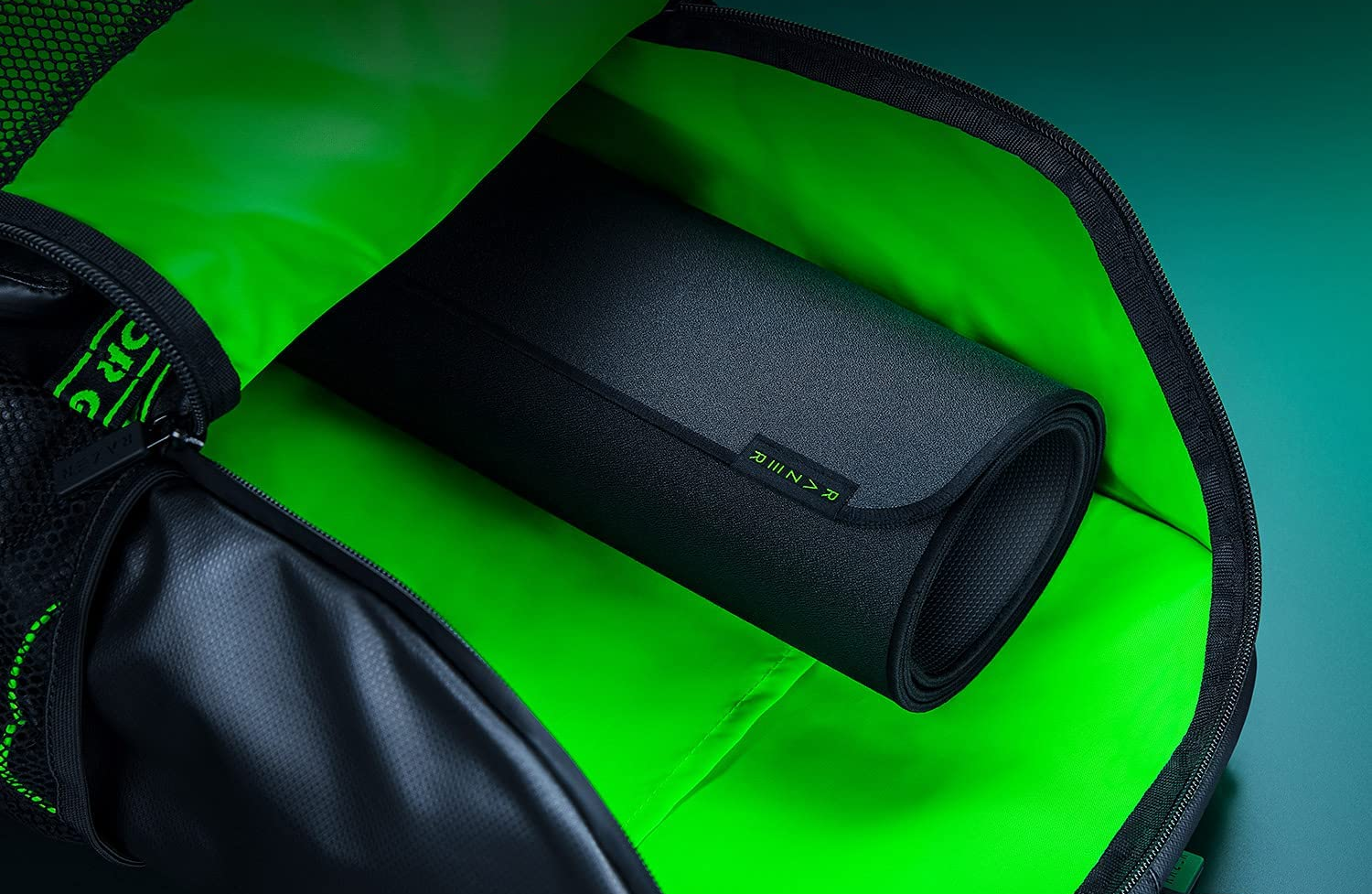 Ein aufgerolltes schwarzes Razer Gaming-Mauspad in einer schwarzen Tasche.