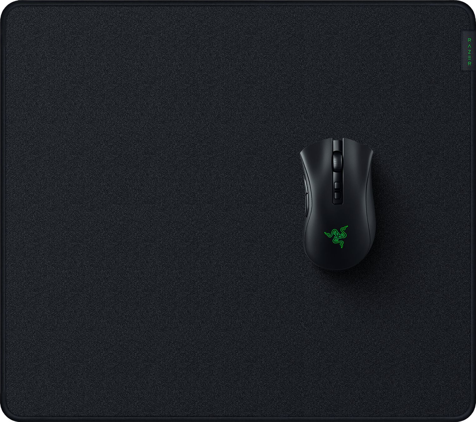 Souris noire sur un tapis de souris noir. Marque Razer. Fond noir.