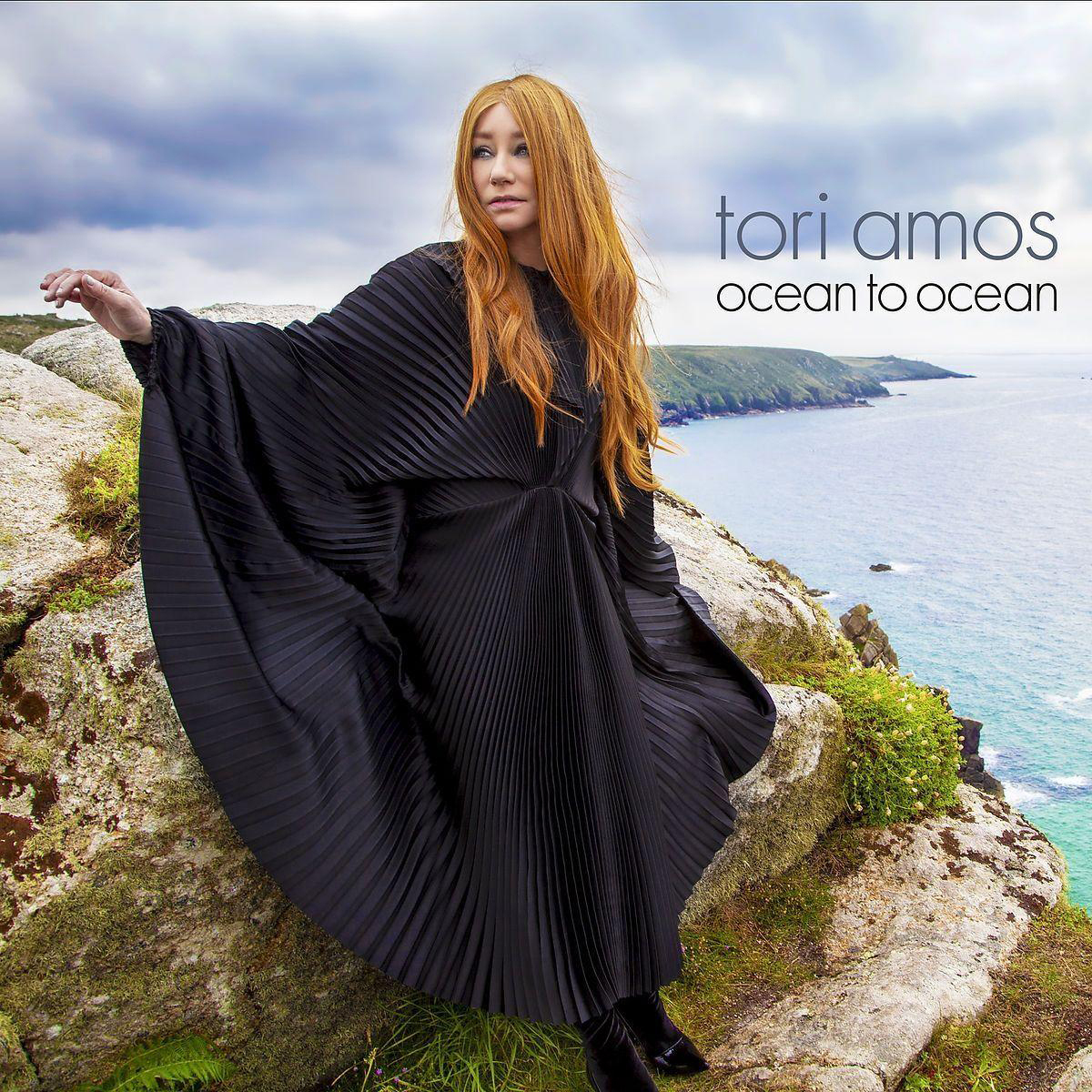 Albumcover von 'Ocean to Ocean' von Tori Amos. Eine Frau in schwarzem Kleid am Meer.