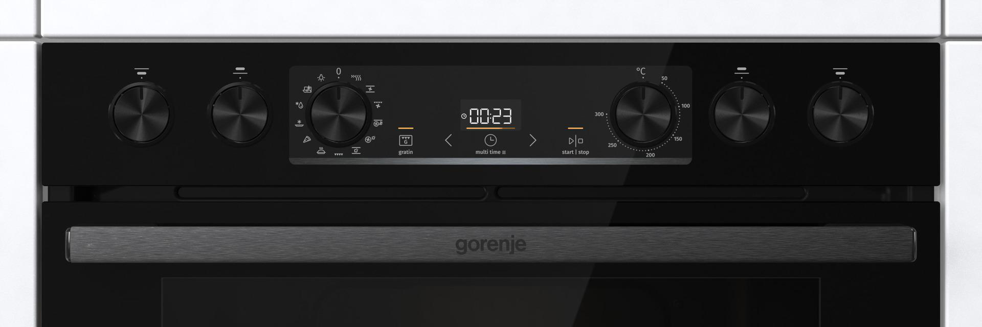 Nahaufnahme eines schwarzen Backofen-Bedienfelds. Knöpfe, ein Display und das Gorenje-Logo sind sichtbar.
