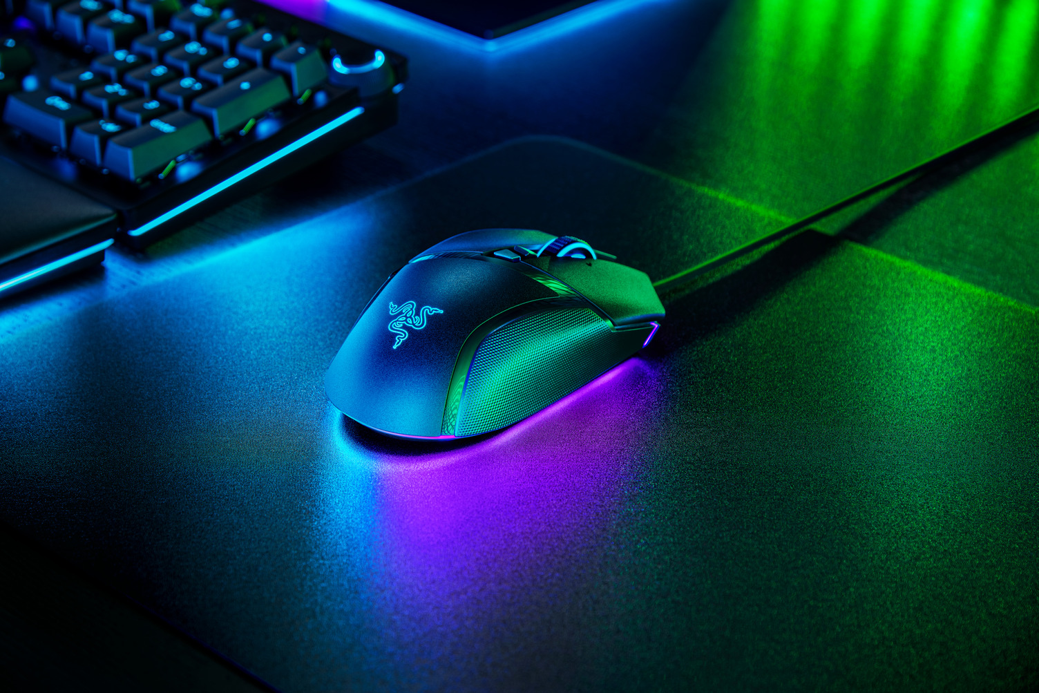 Gaming-Maus auf einem Gaming-Pad. Die Maus hat RGB-Beleuchtung. Pad und Hintergrund sind dunkel.