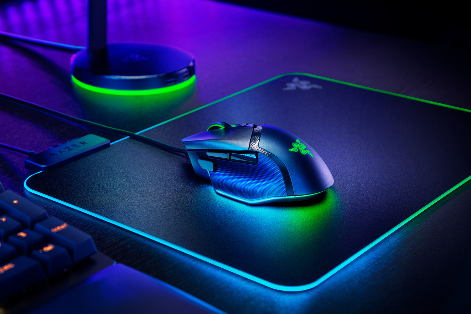 Gaming-Setup: Maus auf einem schwarzen Razer-Mauspad mit leuchtend blauen Akzenten.