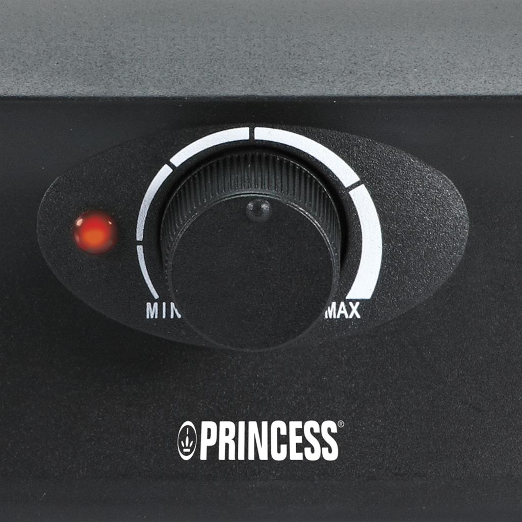 Primo piano della manopola di controllo della griglia Princess. Luce rossa, indicatori MIN-MAX.