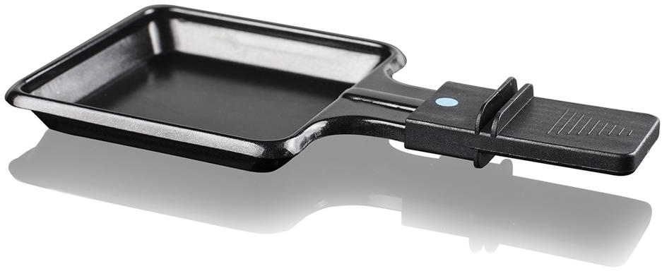 Padella per raclette nera, isolata su sfondo bianco.