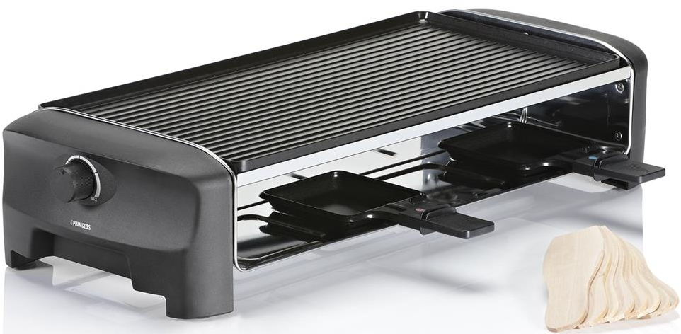 Grill per raclette nero e argento con spatole in legno.
