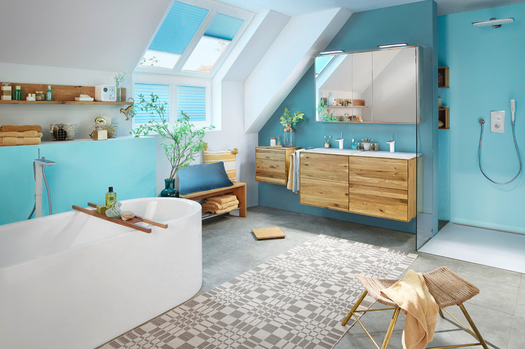 Une salle de bain moderne avec des murs bleus et des accents en bois naturel.