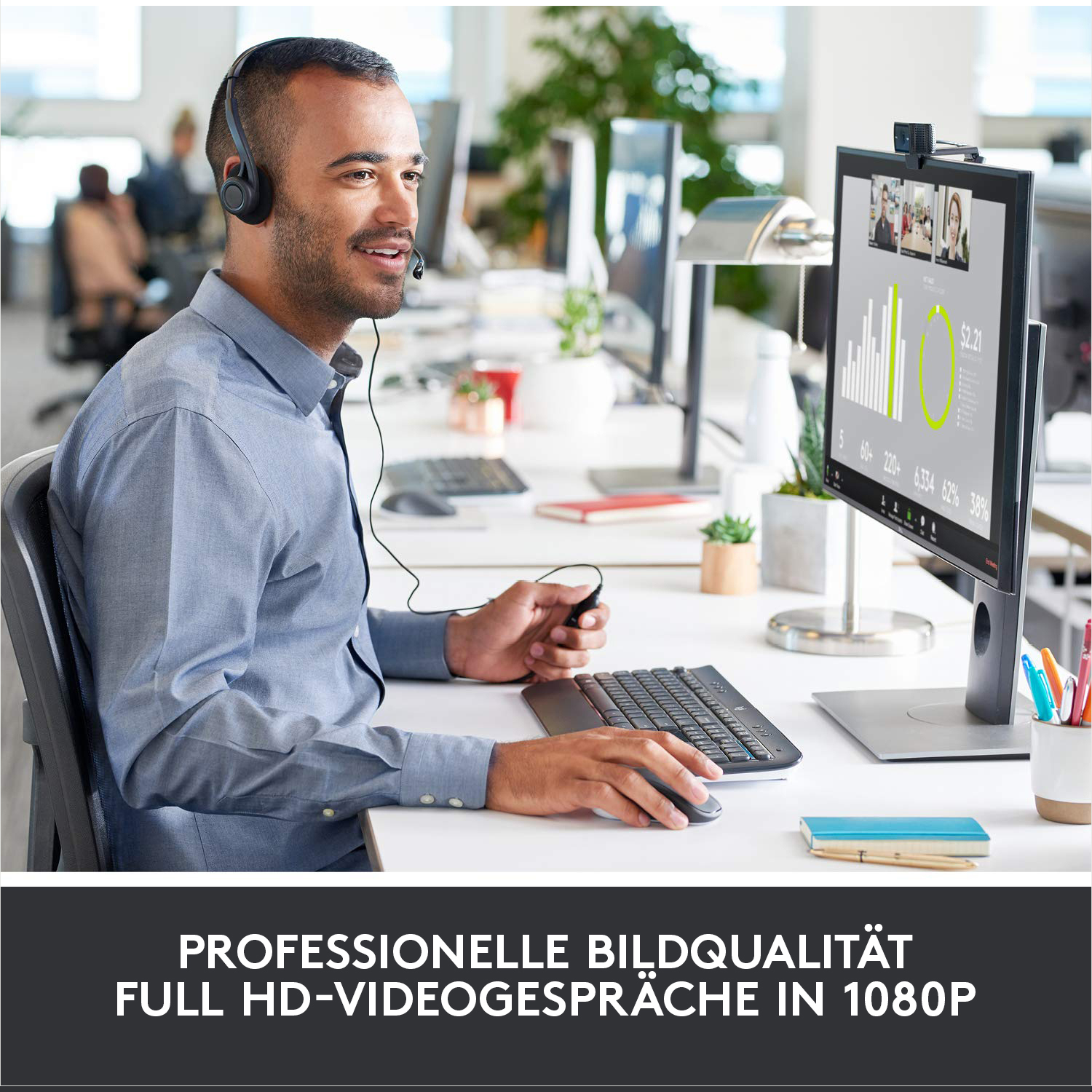 Mann mit Headset im Büro. Computer zeigt Videoanruf. Text: Professionelle Videoqualität in 1080p.