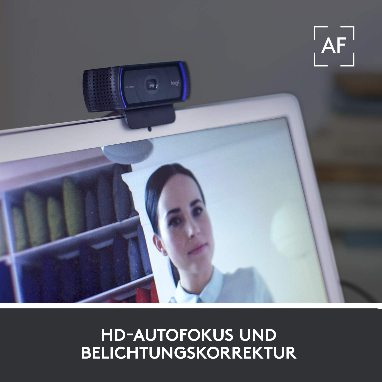 Webcam auf Laptop mit Frau auf dem Bildschirm. HD-Autofokus und Beleuchtungskorrektur-Text.