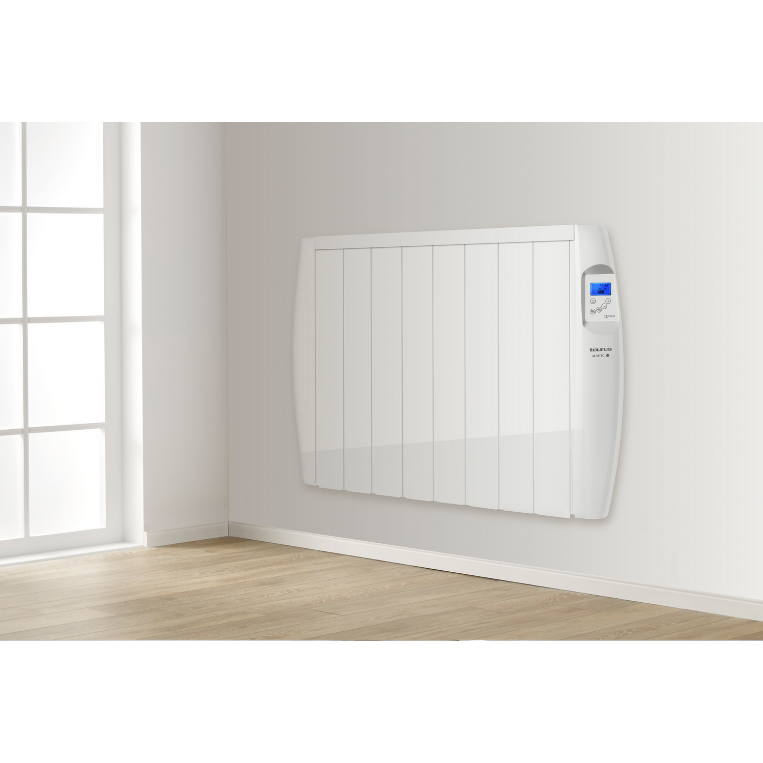 Calentador eléctrico blanco montado en la pared con pantalla digital, junto a una ventana y suelo de madera. La pared es blanca.