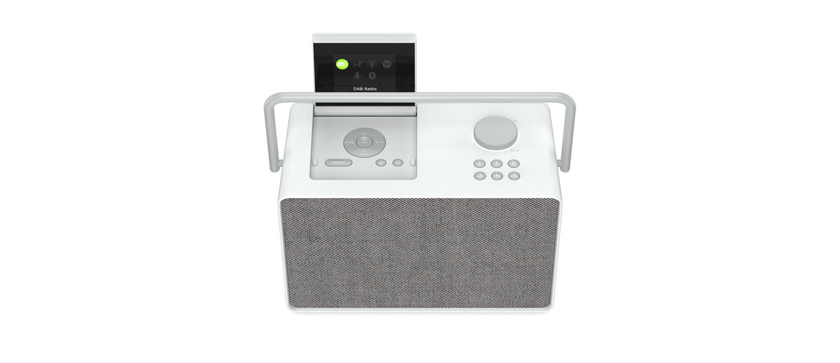 Weißes Radio mit Bildschirm und Griff. Das Radio hat eine Lautsprecherabdeckung.