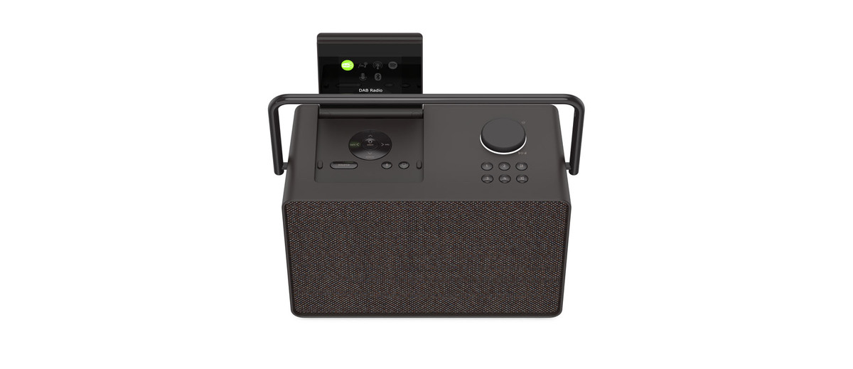 Ein dunkelbraunes Radio mit CD-Player und Knöpfen. Ein digitales Display und ein Griff sind ebenfalls vorhanden.