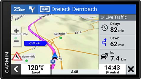 Schermo GPS Garmin. Mostra il percorso con informazioni sul traffico, velocità e ora di arrivo.
