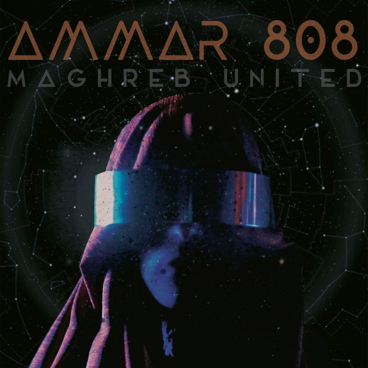 Albumcover: Maghreb United. Eine Figur mit silberner Kopfbedeckung vor einem Sternenhimmel.