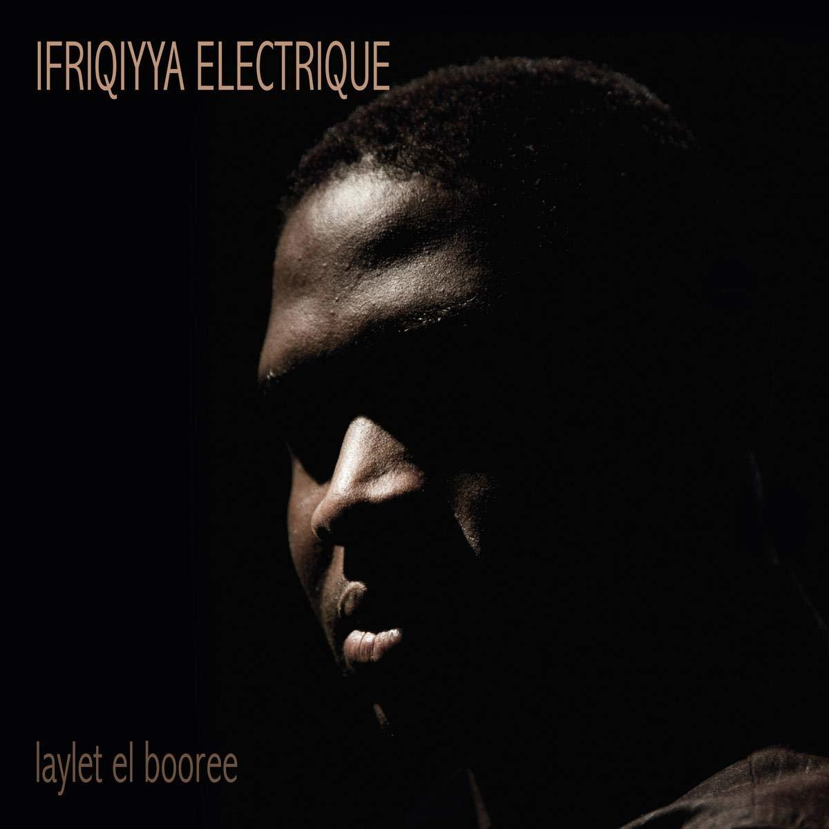 Ein Porträt eines Mannes im Dunkeln mit Text 'Ifriqiyya Electrique'.