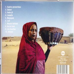 Eine Frau in Rot hält eine Trommel, mit Text auf dem CD-Cover.