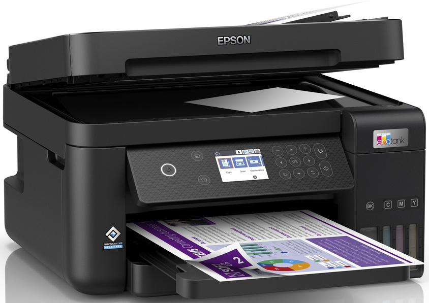 Imprimante Epson noire avec du papier. L'écran est allumé. Fond blanc. Le haut est ouvert.