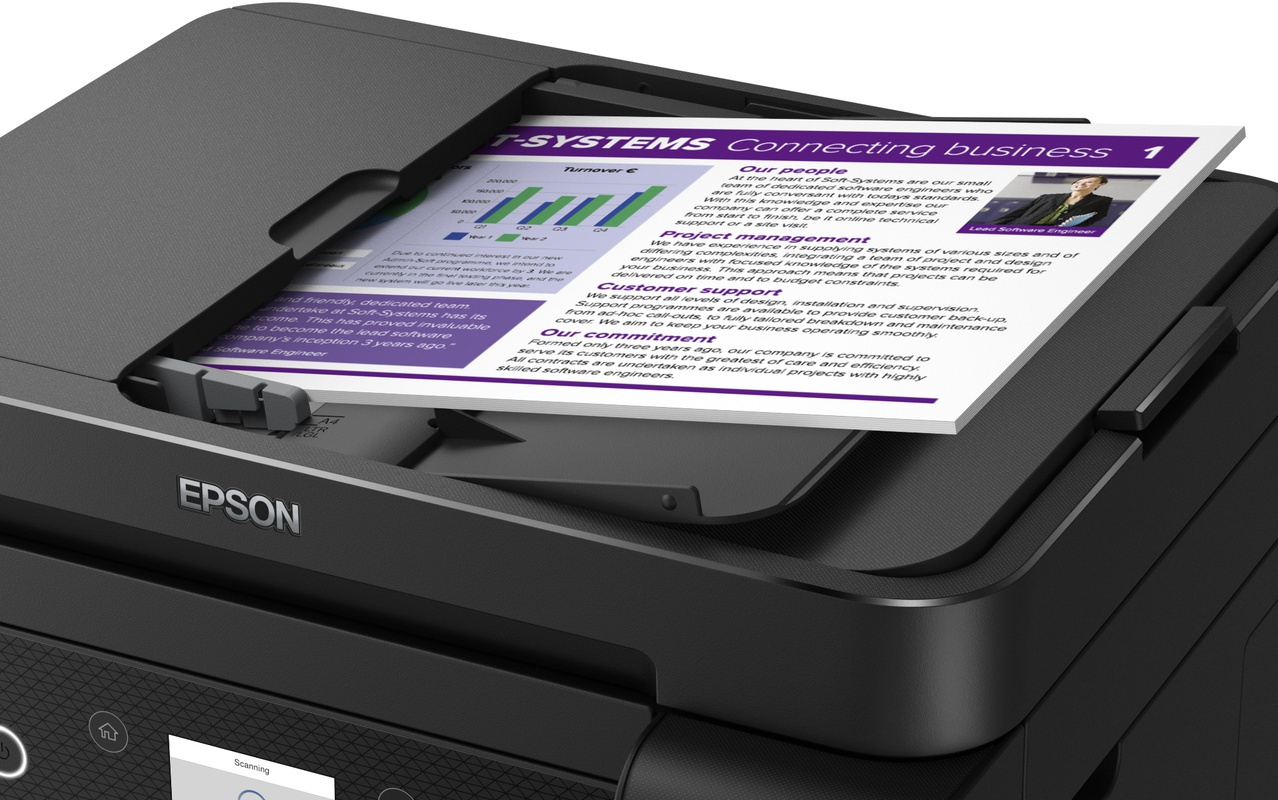 Une imprimante Epson numérisant un document, montrant le document à l'intérieur.