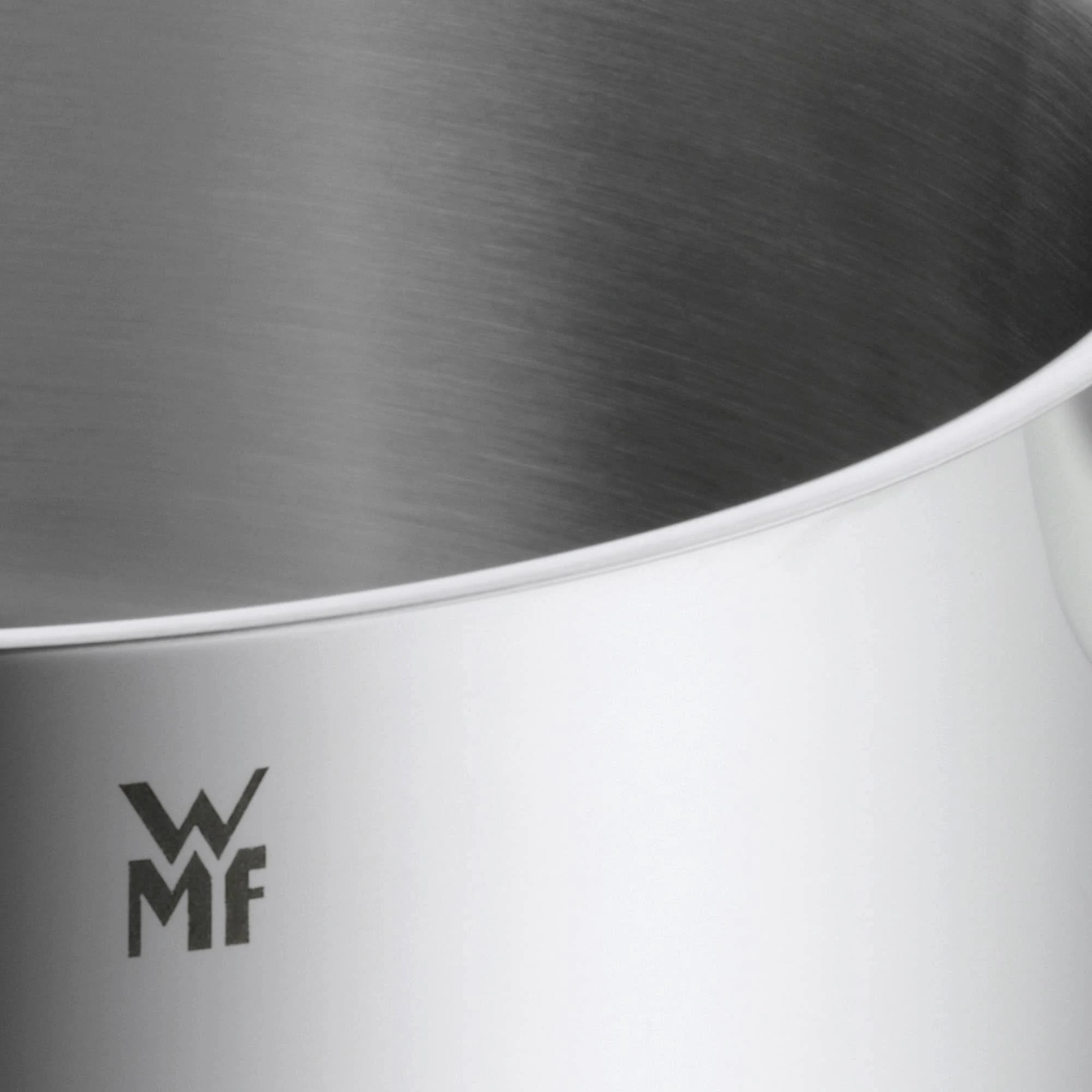 Nahaufnahme eines Edelstahl-Kochtopfes mit dem WMF-Logo.