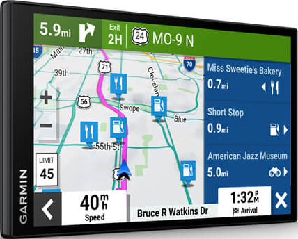 Uno schermo di navigazione per auto che mostra una mappa con indicazioni stradali, posizioni e informazioni sulla velocità.