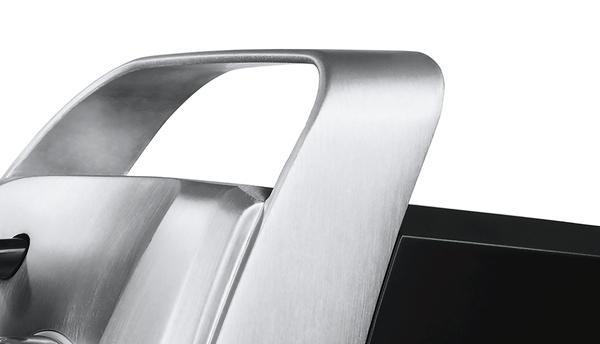 Nahaufnahme eines gebürsteten Metallgriffs. Der Griff ist gebogen und Teil eines größeren Objekts.