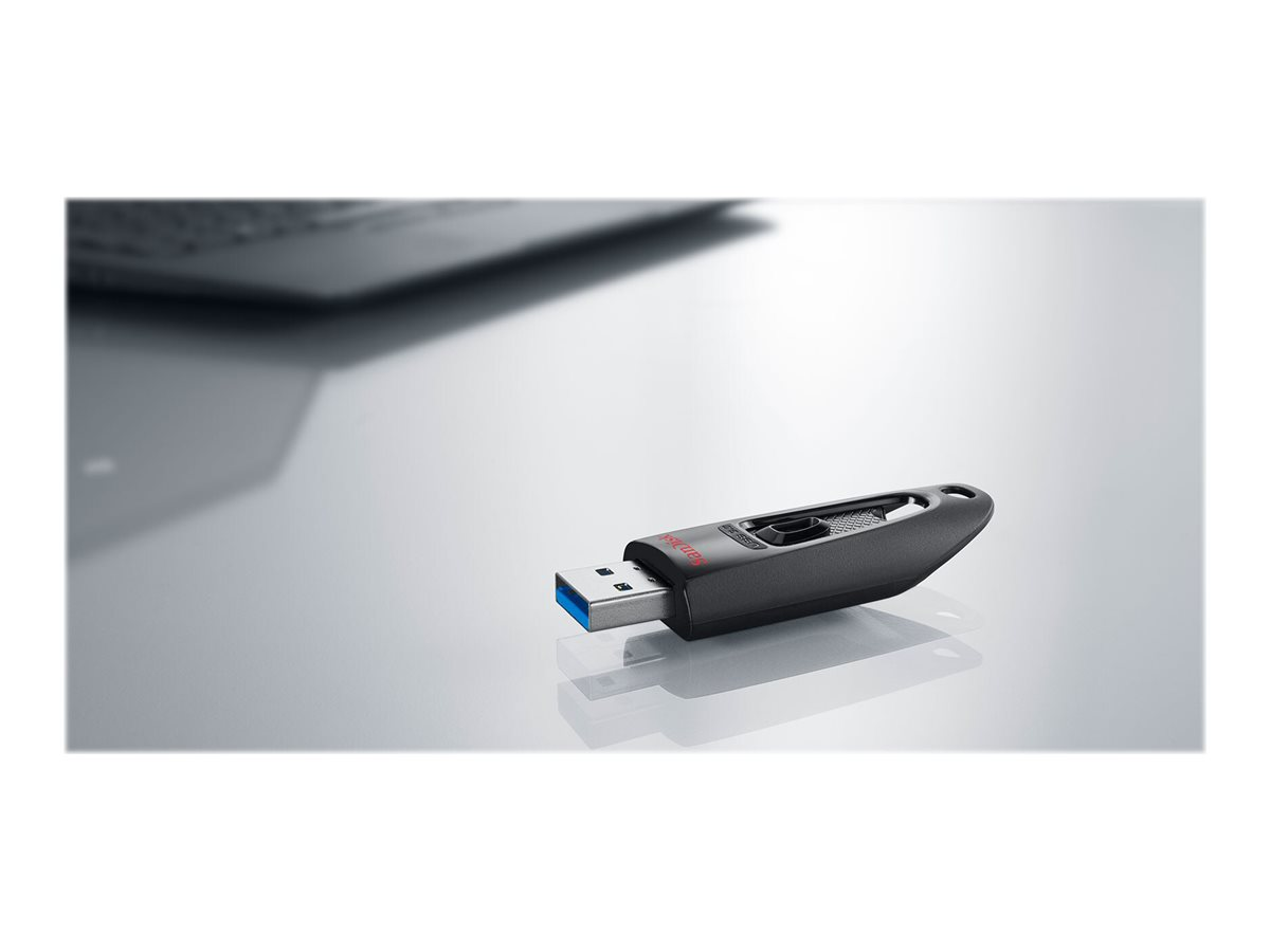 Schwarzer USB-Stick mit blauem USB-Anschluss auf reflektierender Oberfläche. Grauer Hintergrund.