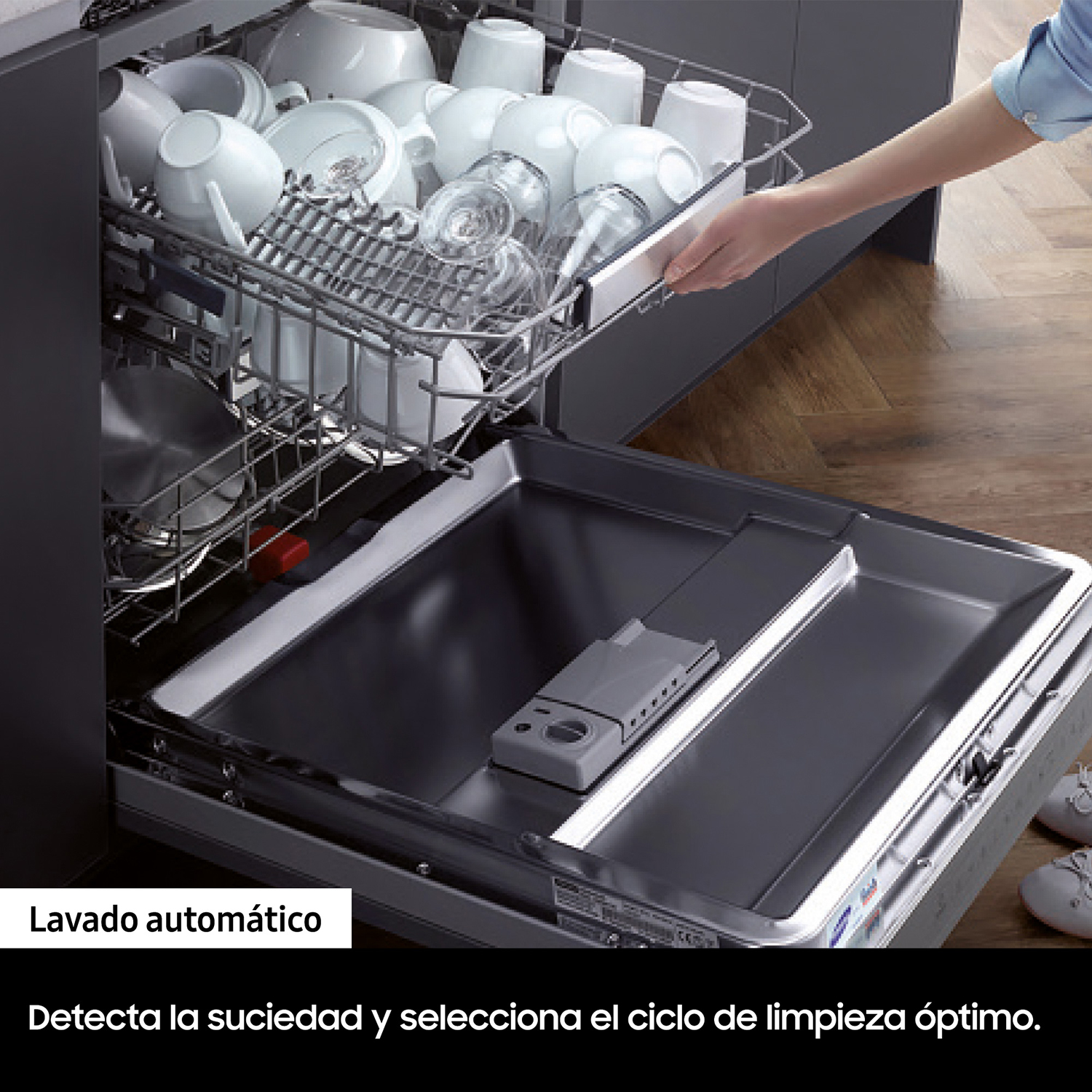 Una persona cargando un lavavajillas. Hay platos blancos dentro, con texto abajo.