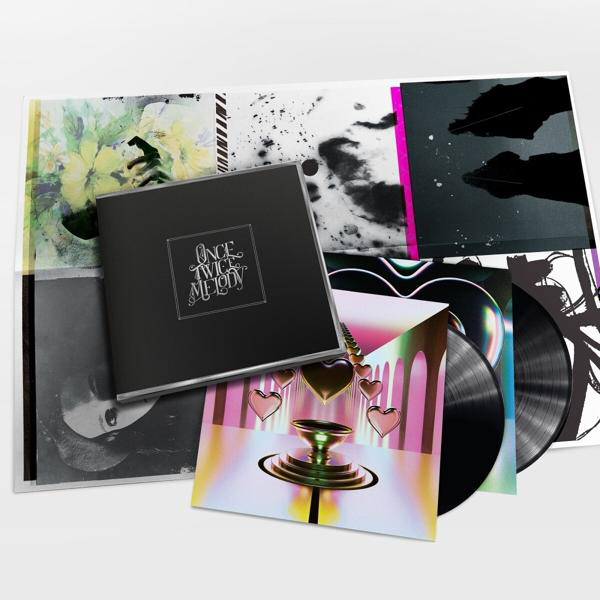 Ein CD- und Vinyl-Schallplattenset. Das CD-Case ist schwarz mit silbernem Text. Die Vinylhülle hat Herzen und ein Springbrunnen-Design.