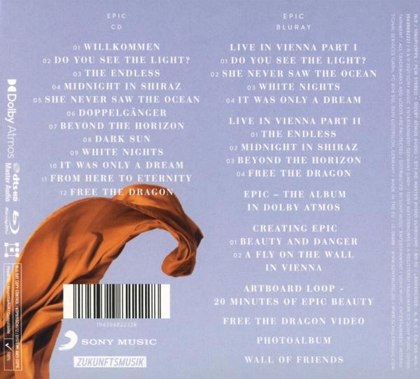 Rückseite eines Albums mit Titellisten und Credits, mit goldenem Stoffhintergrund.