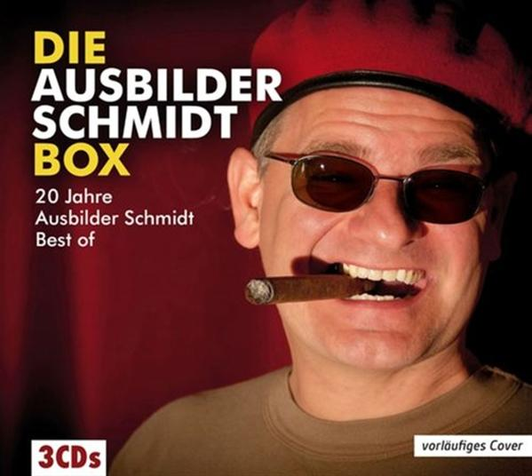 Das Ausbilder Schmidt Box-Cover. Mann mit Sonnenbrille, rotem Barett und Zigarre. Roter Hintergrund mit Text.