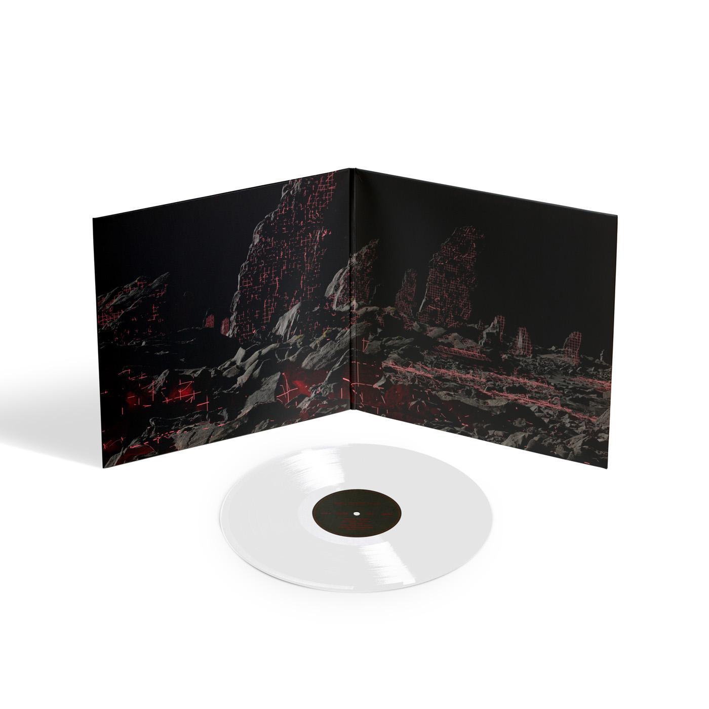 Vinylplatte mit geöffnetem Cover. Die Platte ist weiß, das Cover hat ein dunkles, rotes Design.