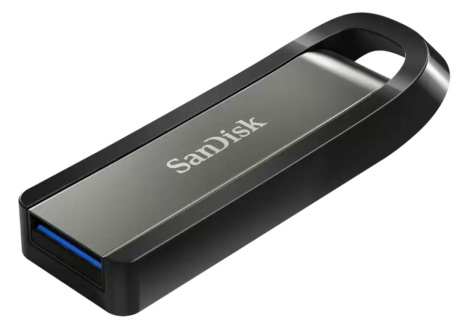Fekete és ezüst USB meghajtó, SanDisk logóval. Kék USB csatlakozóval rendelkezik.