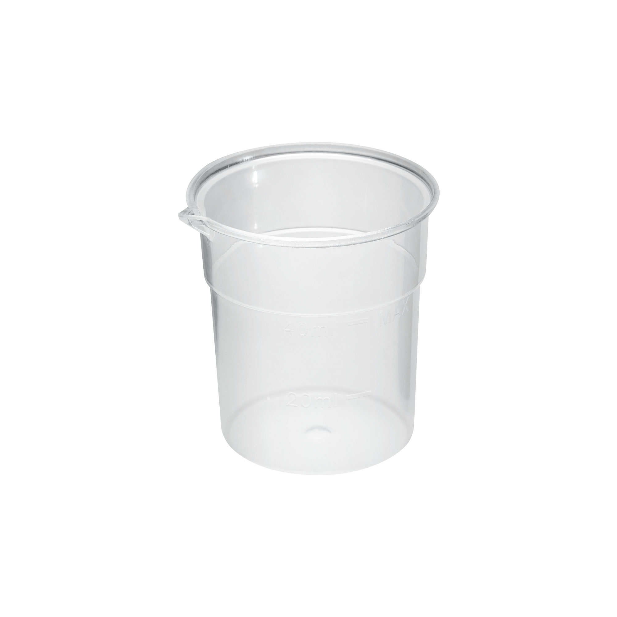 Klarer Plastikbecher mit Markierungen. Er hat einen Ausguss und steht auf weißem Untergrund.
