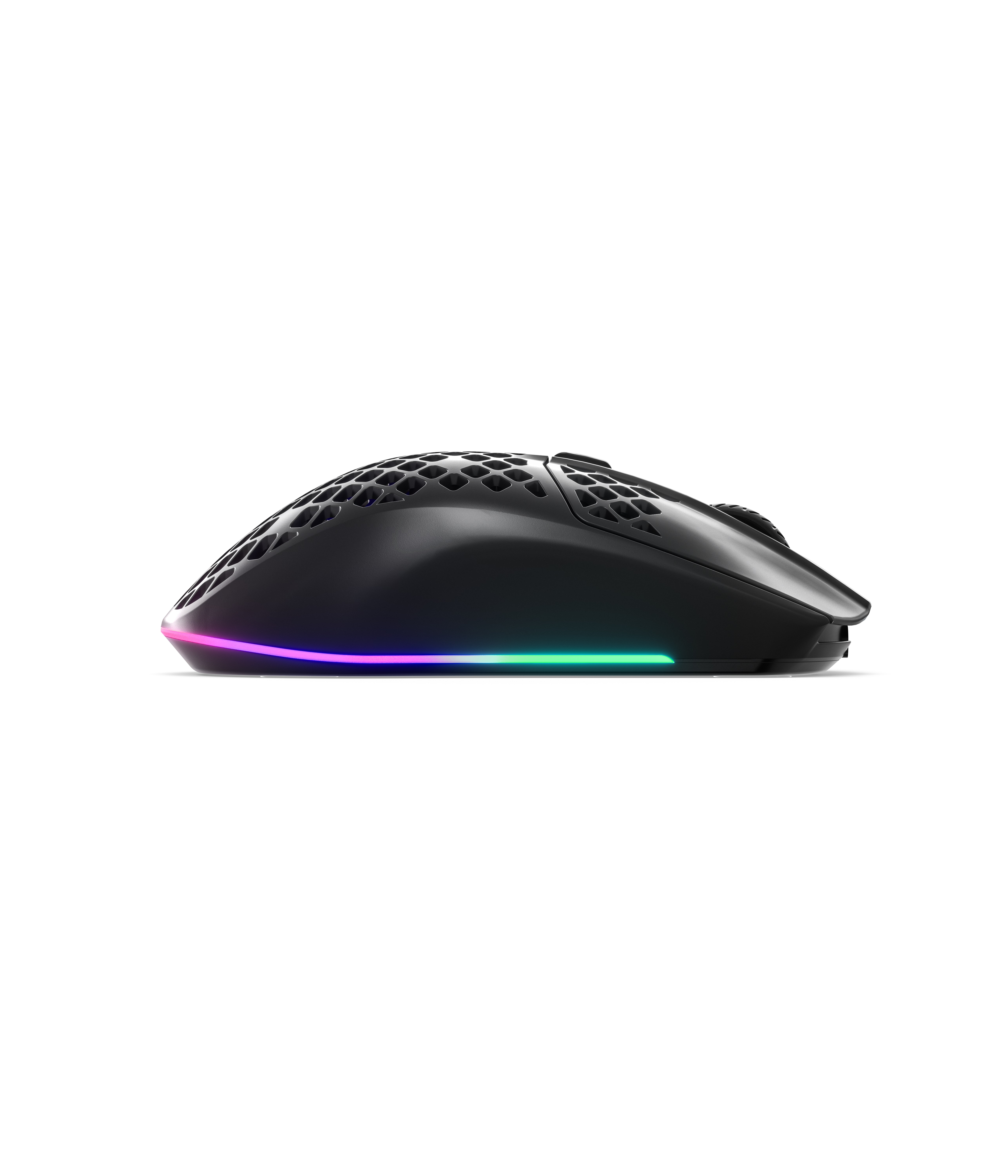 Een zwarte gamingmuis met een honingraatontwerp en RGB-verlichting langs de onderrand.
