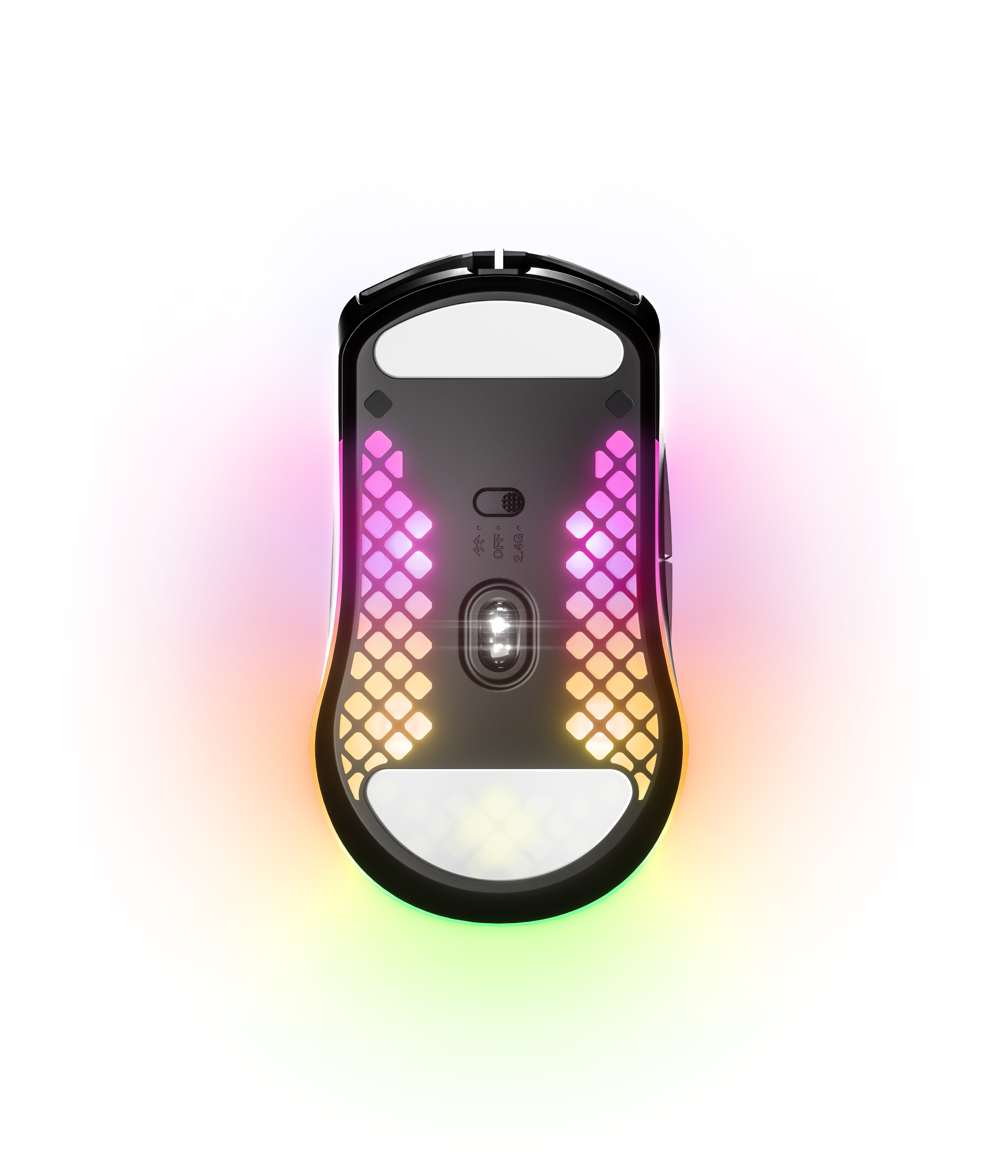 Onderkant zwarte gamingmuis. RGB-verlichting en witte pads. Op wit.